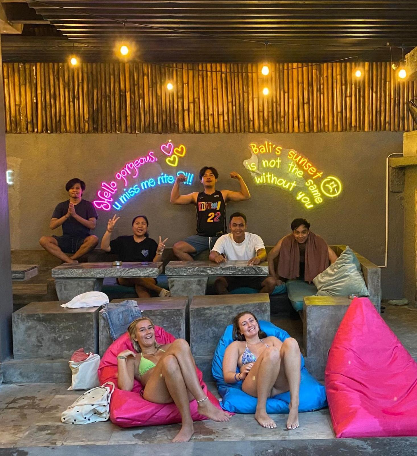 塞米亚克 Stellar Capsules旅舍 外观 照片 Foreign tourists in Bali