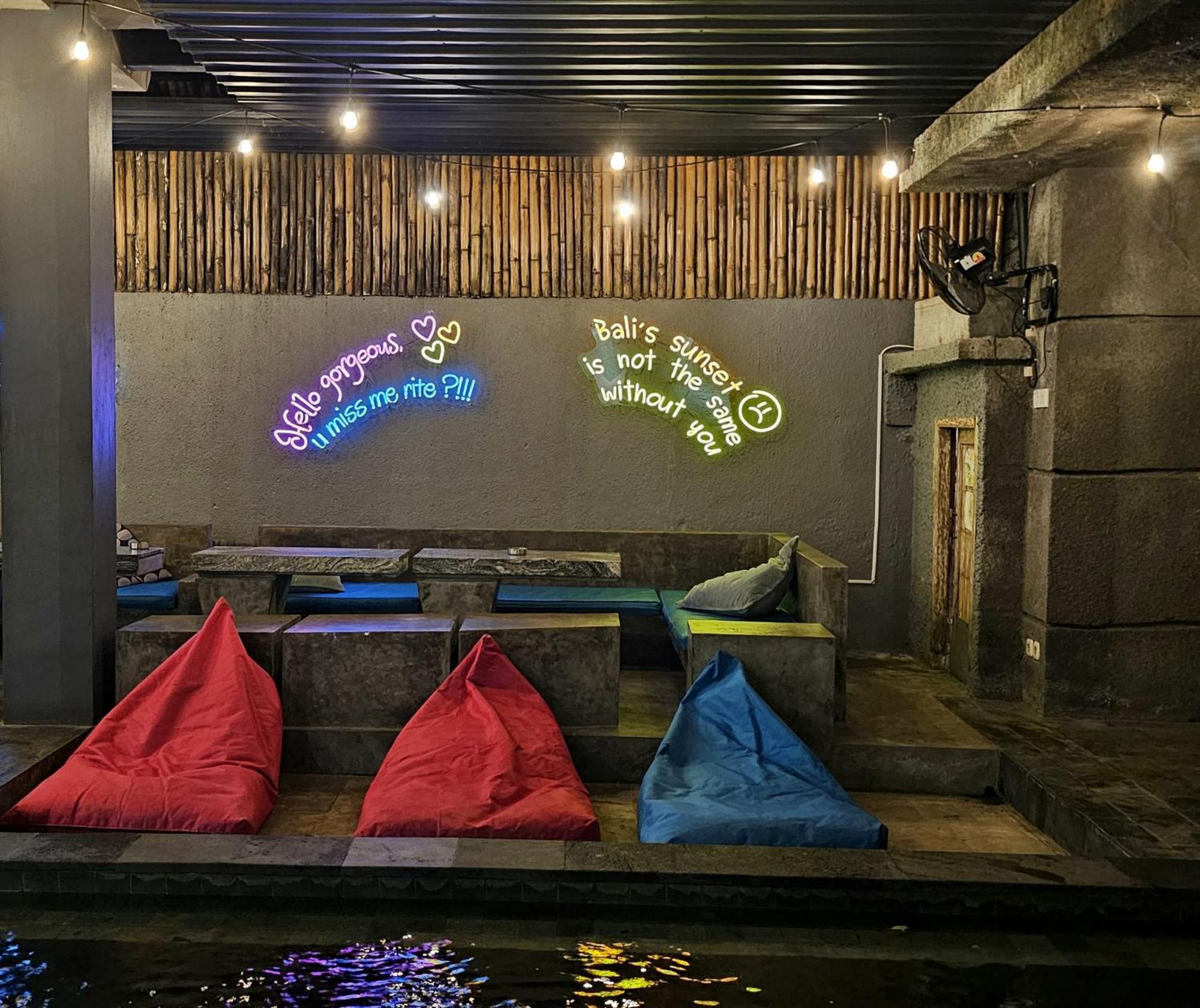 塞米亚克 Stellar Capsules旅舍 外观 照片 Bean bag chairs at a cafe in India