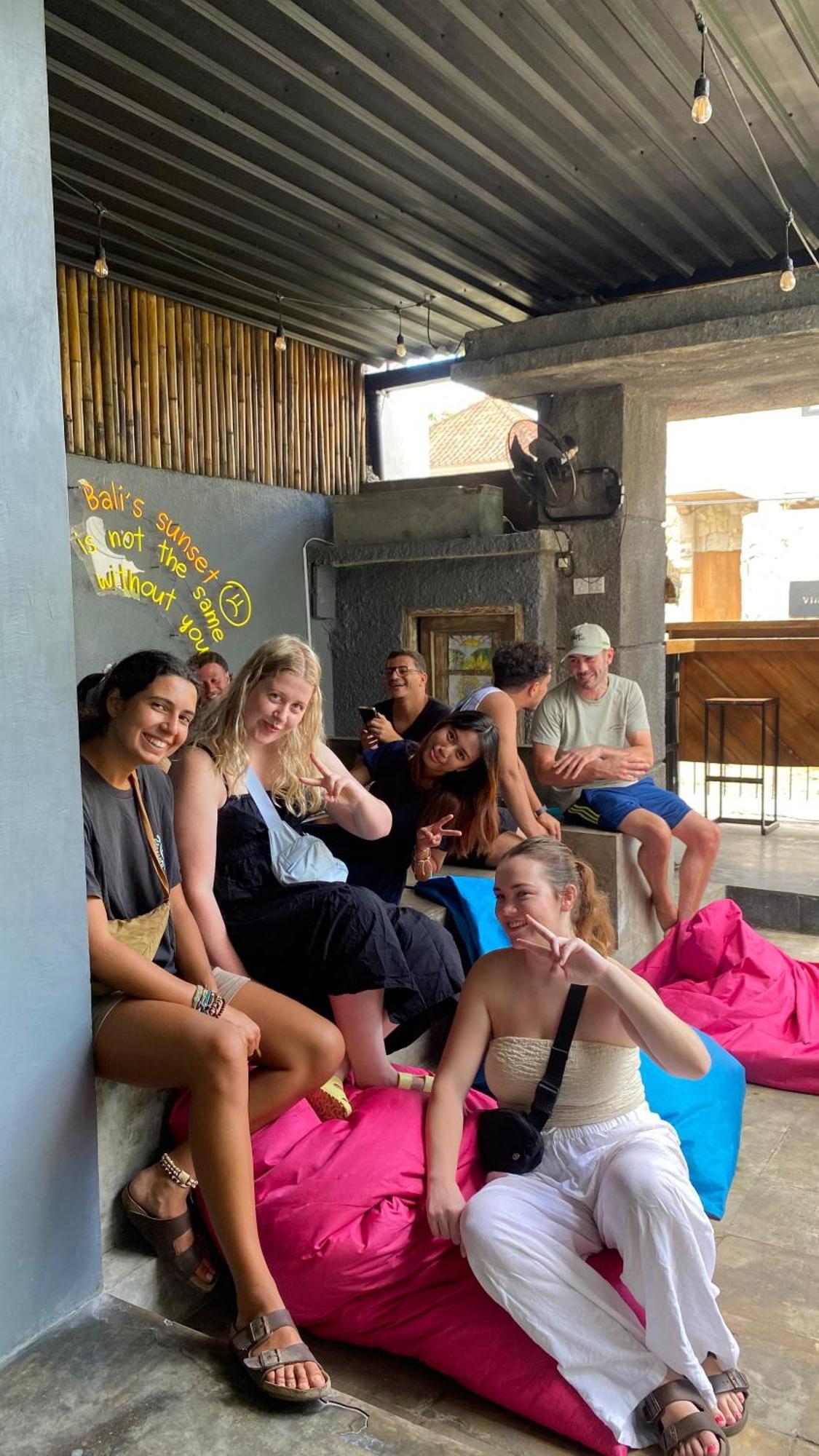 塞米亚克 Stellar Capsules旅舍 外观 照片 Foreign tourists in Bali