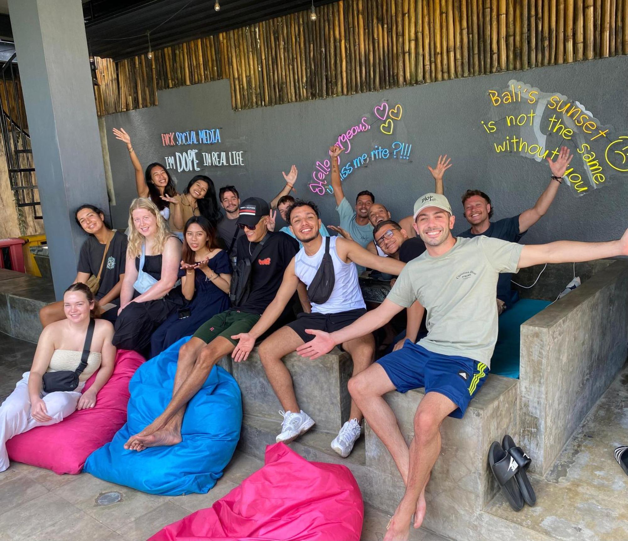 塞米亚克 Stellar Capsules旅舍 外观 照片 The team of the hostel