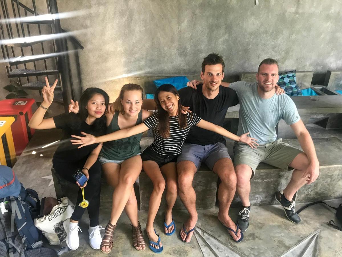 塞米亚克 Stellar Capsules旅舍 外观 照片 The team of the Blue Nation Project