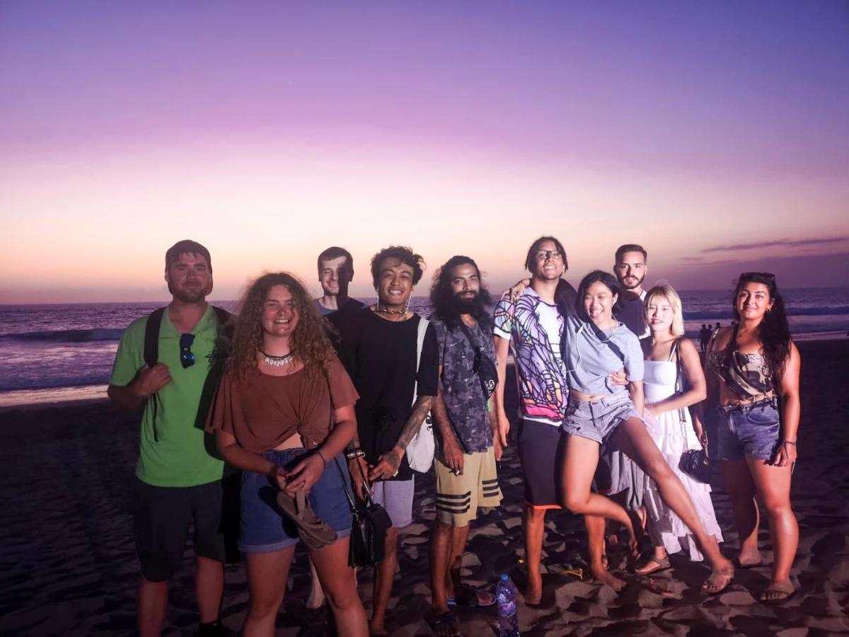 塞米亚克 Stellar Capsules旅舍 外观 照片 The cast of the film