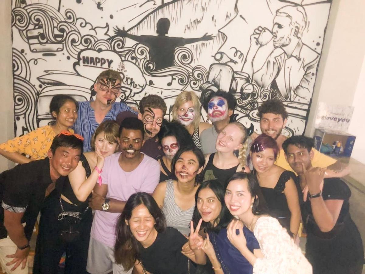 塞米亚克 Stellar Capsules旅舍 外观 照片 The 2019-2020 board of the Queer Student Union