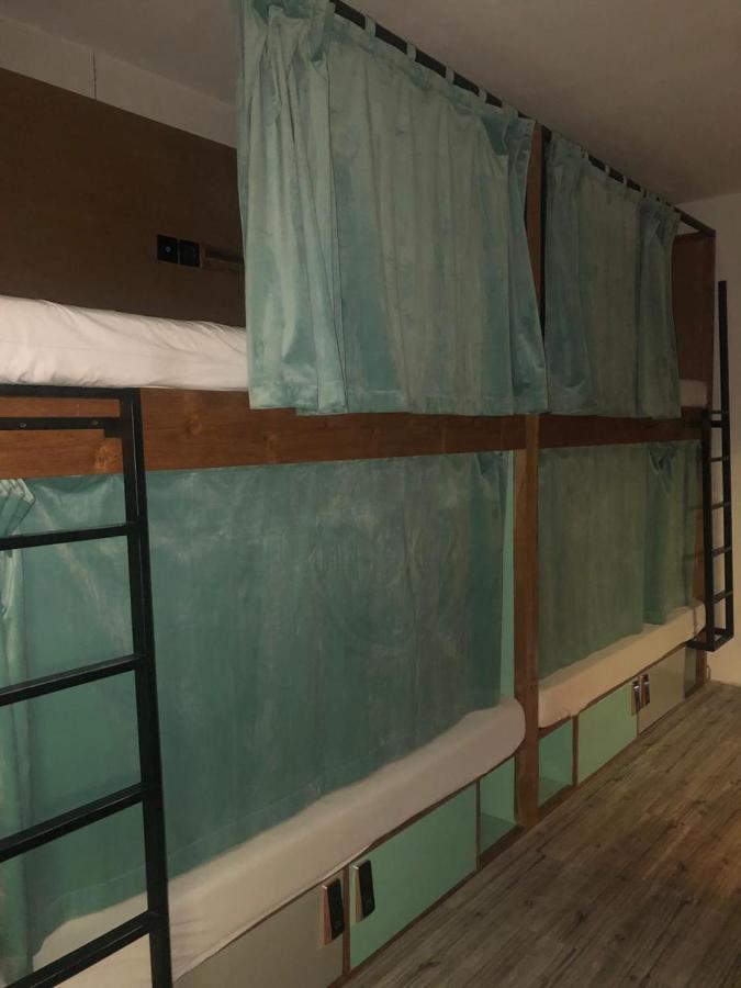 塞米亚克 Stellar Capsules旅舍 外观 照片 A bunk bed with curtains
