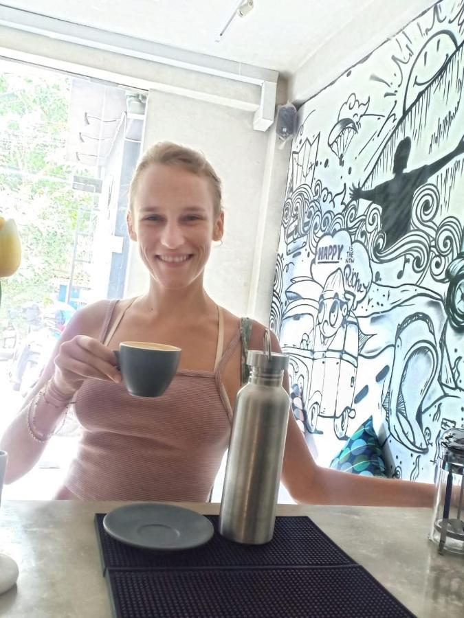 塞米亚克 Stellar Capsules旅舍 外观 照片 A woman drinking coffee
