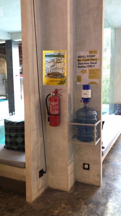塞米亚克 Stellar Capsules旅舍 外观 照片 A fire extinguisher in a public place