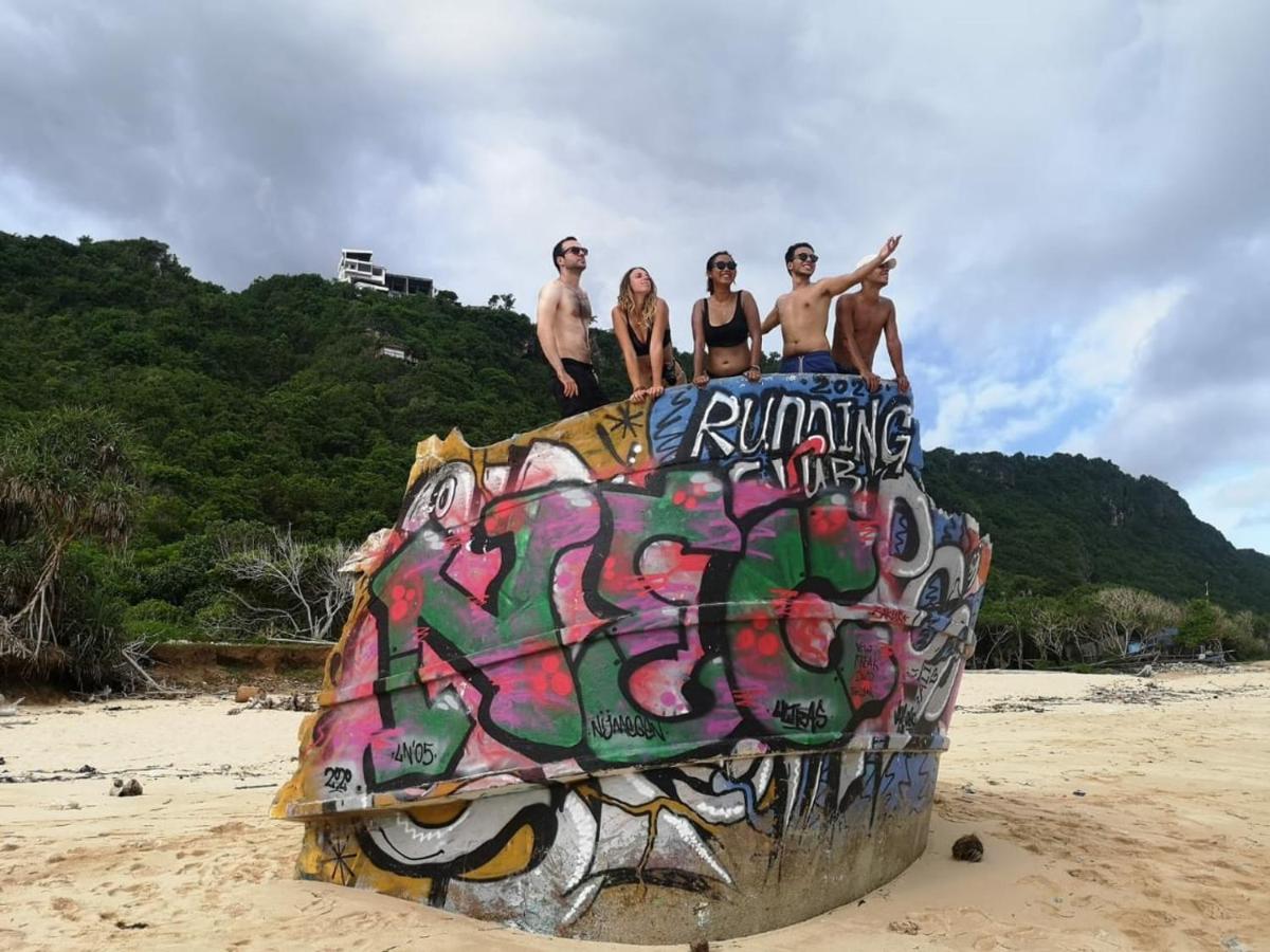塞米亚克 Stellar Capsules旅舍 外观 照片 The Rock at the beach