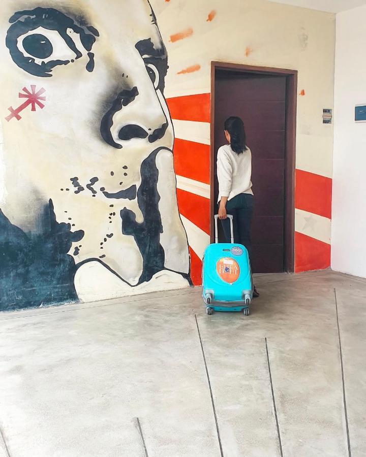 塞米亚克 Stellar Capsules旅舍 外观 照片 A woman with a suitcase