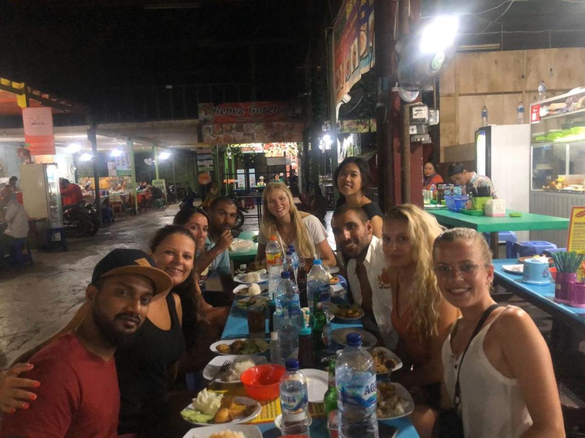 塞米亚克 Stellar Capsules旅舍 外观 照片 Foreign tourists at a restaurant in Phnom Penh