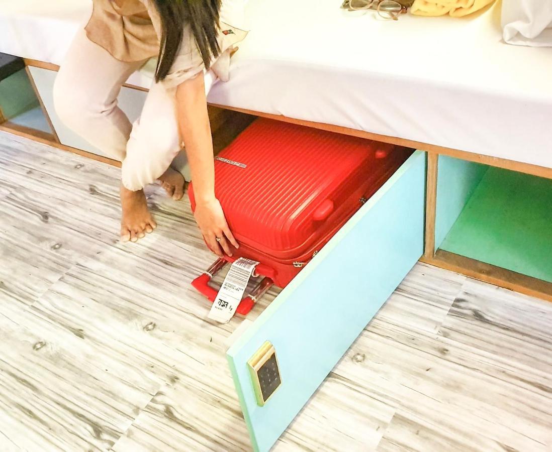 塞米亚克 Stellar Capsules旅舍 外观 照片 Luggage being placed in a hotel room